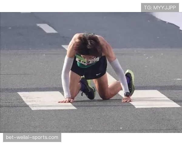 刘洋训练完直接啃鸡腿，这自律人设是不是有点绷不住了？