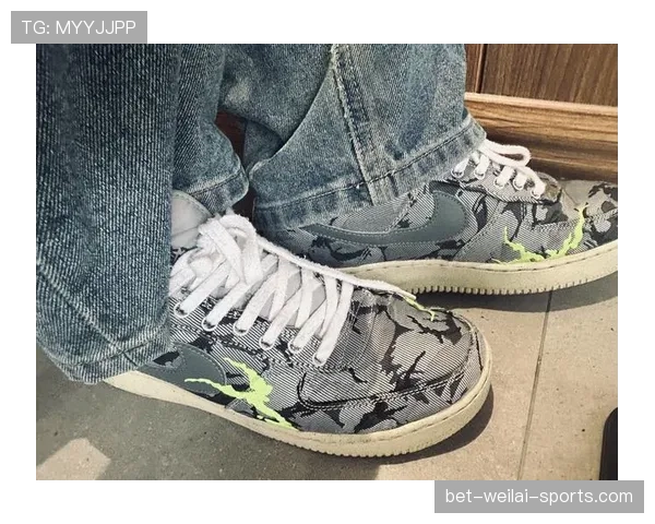 汪周雨穿的那双鞋，我连逛街都舍不得买的样子啊！