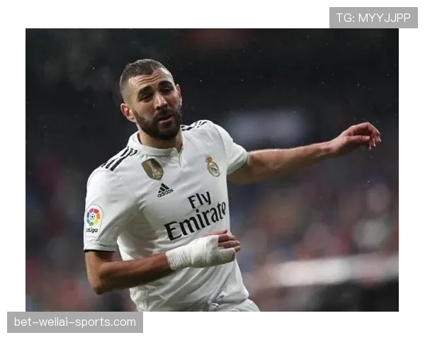 本泽马转型组织核心：前插撕防线背后的锋线角色重构